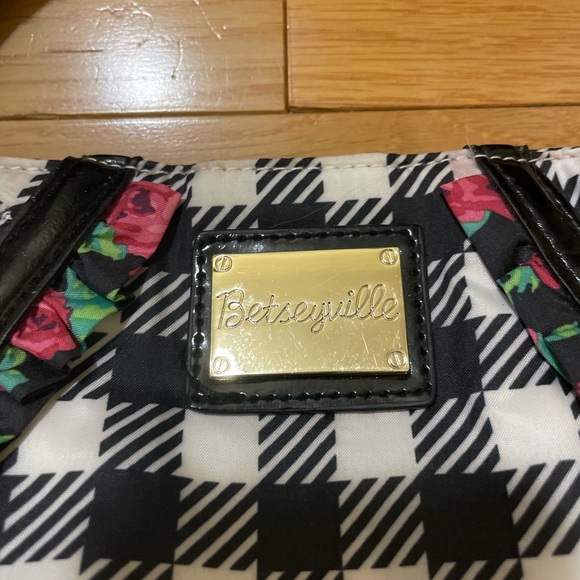 Betsey Johnson makeup bag/wristlet - Picture 2 of 7